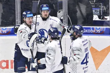 Petr Zámorský (vlevo) se raduje se spoluhráči z Plzně