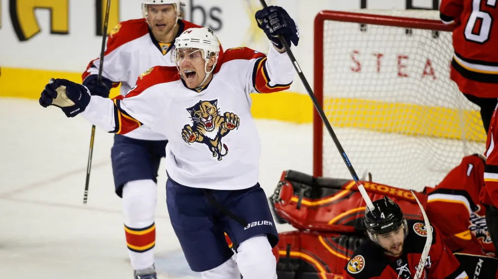 Tomáš Fleischmann z Floridy (uprostřed) slaví gól v síti Calgary