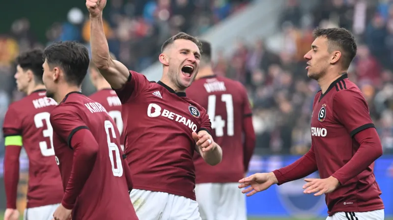 Sparťan Jan Kuchta (uprostřed) oslavuje gól v síti Baníku
