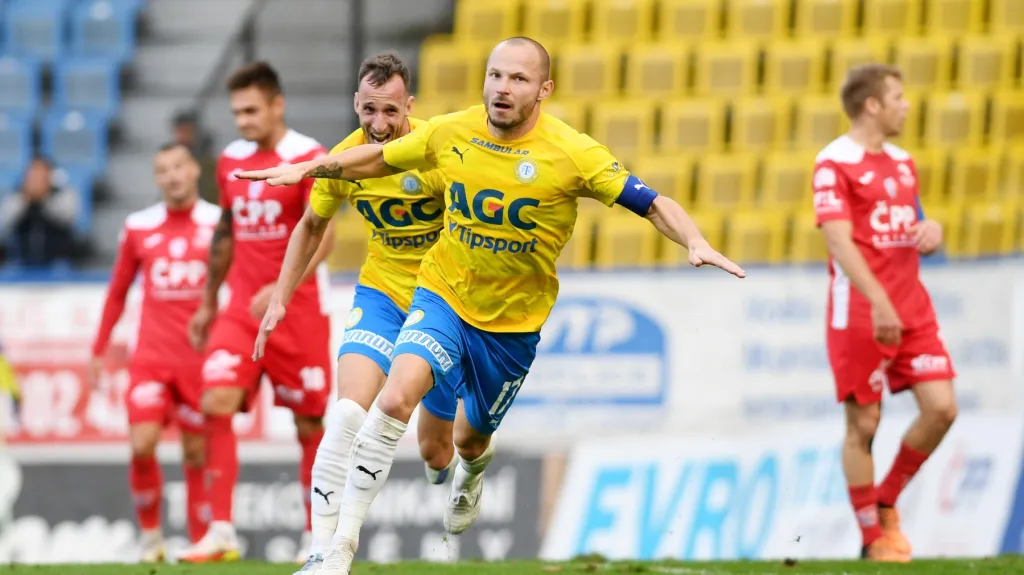 Tomáš Vondrášek oslavuje vstřelenou branku