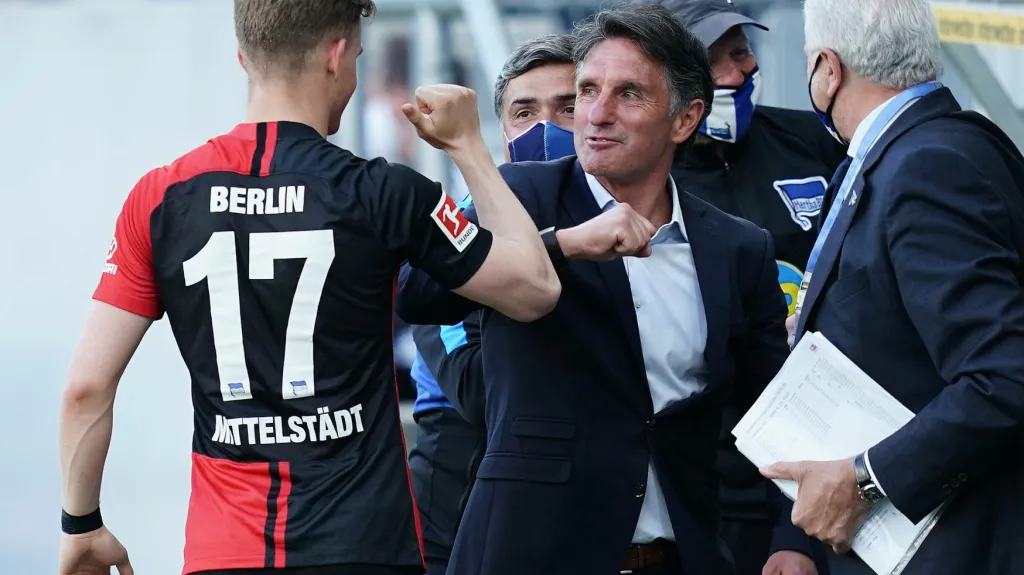 Bruno Labbadia (uprostřed) oslavuje bundesligové vítězství v Hoffenheimu