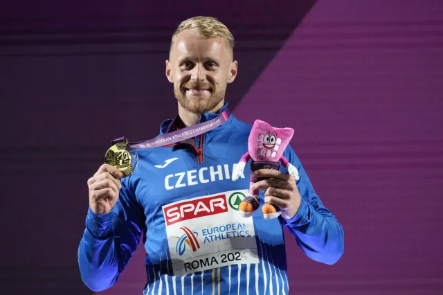 Stát na nejvyšším stupínku? Hrozně lehko se na to zvyká, řekl zlatý Vadlejch po příletu