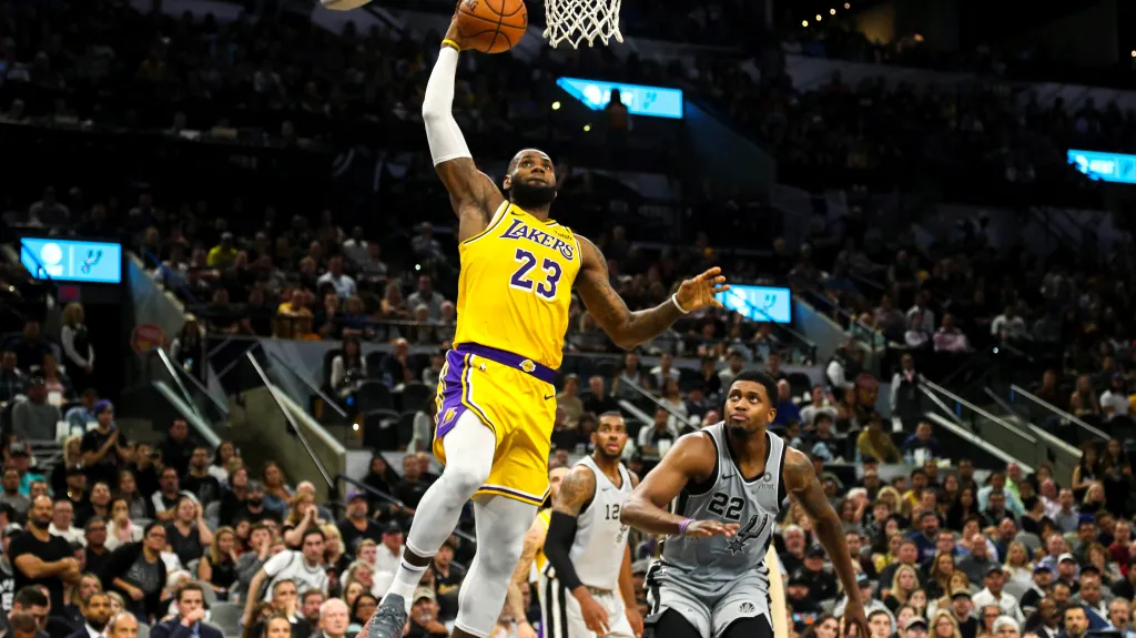 LeBron James z LA Lakers smečuje v utkání se San Antoniem