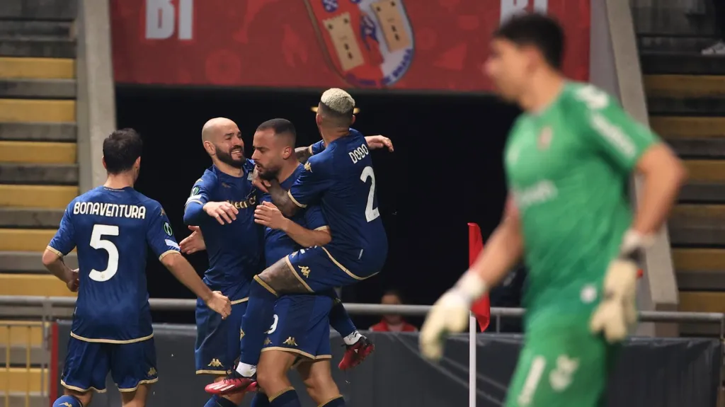 Fotbalisté Fiorentiny se radují z gólu