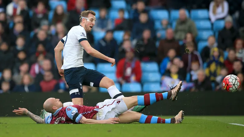 Harry Kane skóruje proti Aston Ville