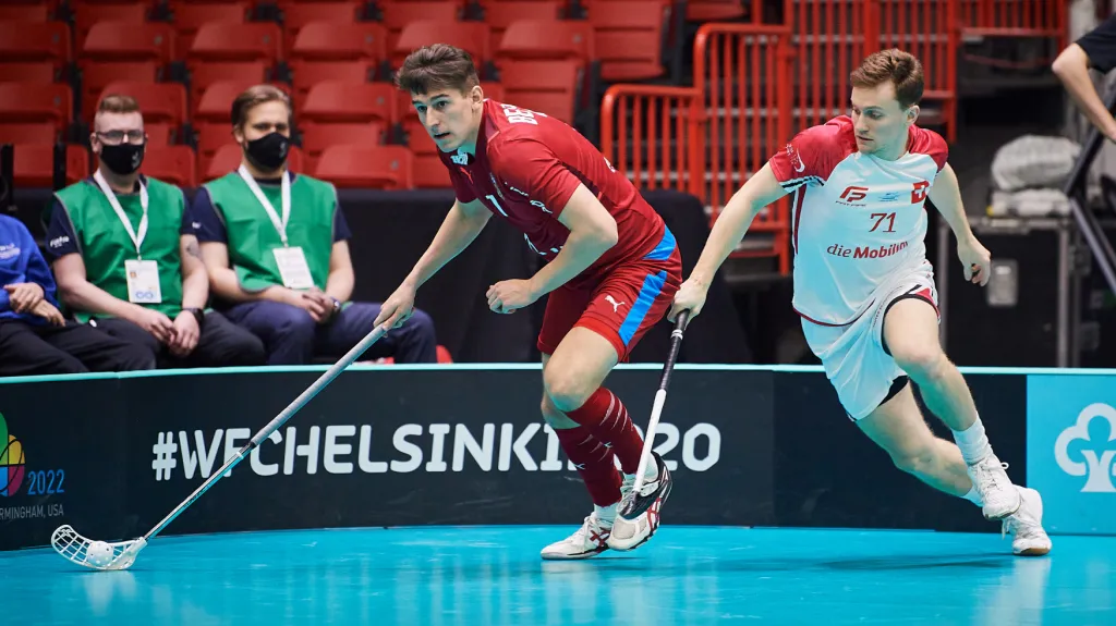 Marek Beneš v souboji s Janem Burkim (v bílém)