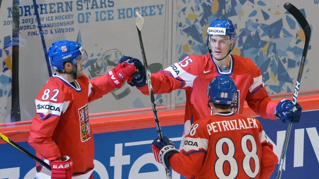 Michal Vondrka, Lukáš Krajíček a Jakub Petružálek se radují z druhého gólu proti Německu
