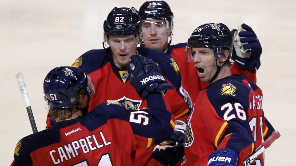 Tomáš Fleischmann se raduje se spoluhráči