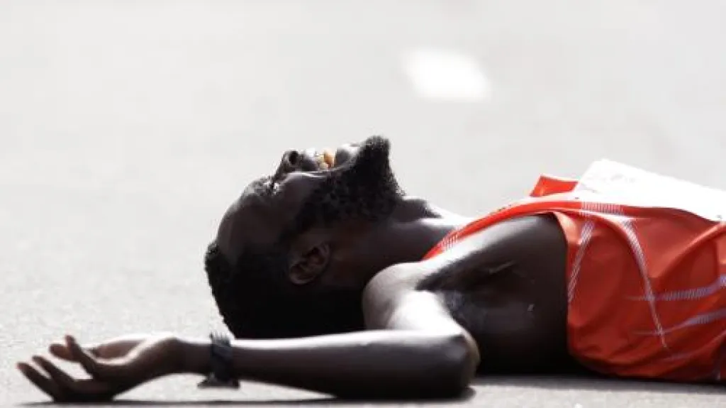 Keňský běžec Duncan Kibet po doběhu rotterdamského maratónu