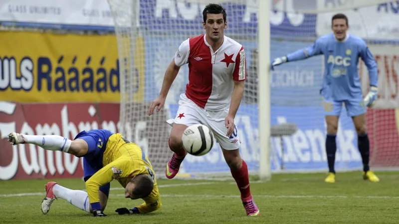 Martin Fenin (uprostřed) netradičně proti Teplicím