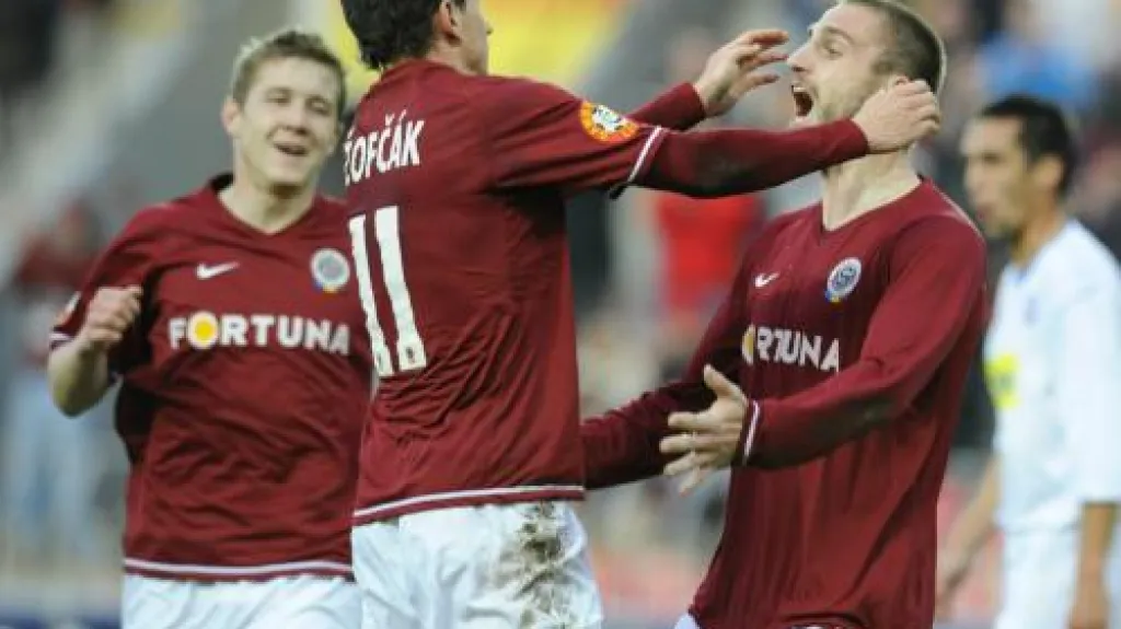Fotbalisté Sparty se radují ze vstřeleného gólu