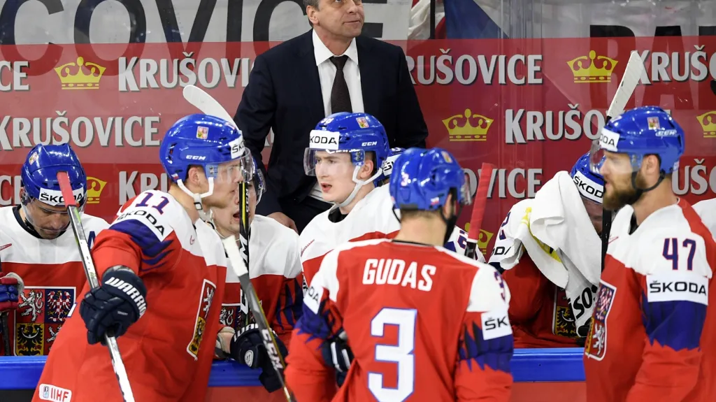 Trenér Josef Jandač na české střídačce