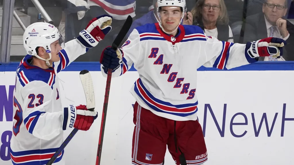 Filip Chytil (vpravo) se raduje s Adamem Foxem