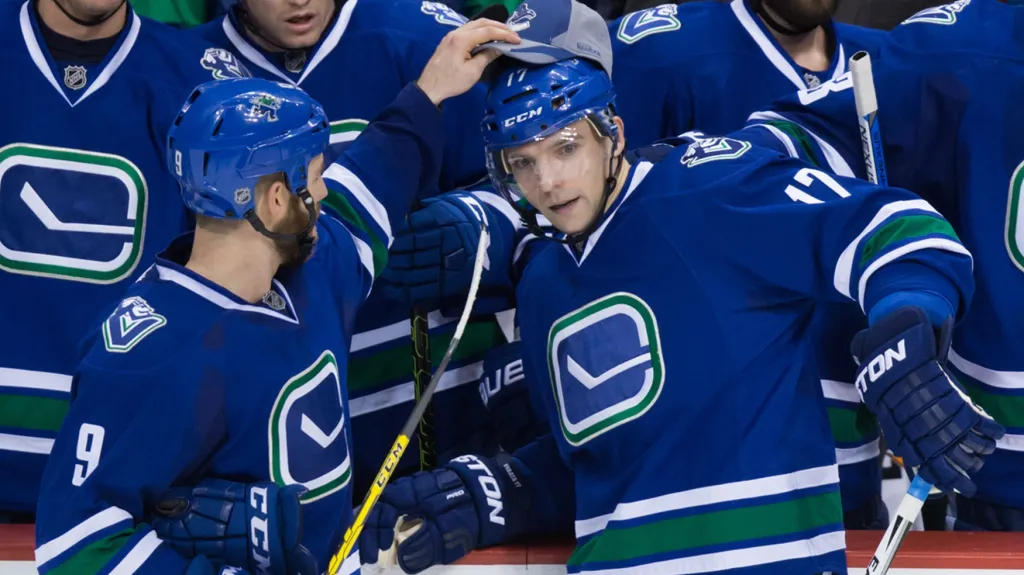 Radim Vrbata (vpravo) se spoluhráči po vstřelení hattricku