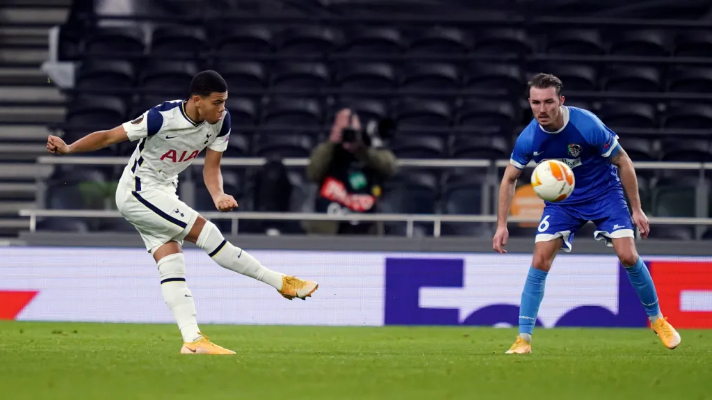 Dane Scarlett z Tottenhamu dává gól Wolfsbergu