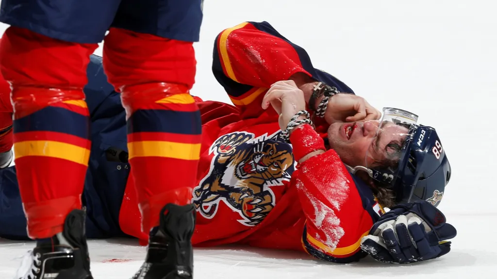 Jaromír Jágr na ledě po zásahu hokejkou do obličeje