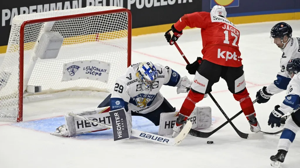 Finský brankář Harri Säteri čelí šanci Švýcarů