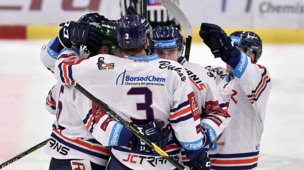 Hokejisté Vítkovic se radují po vstřeleném gólu