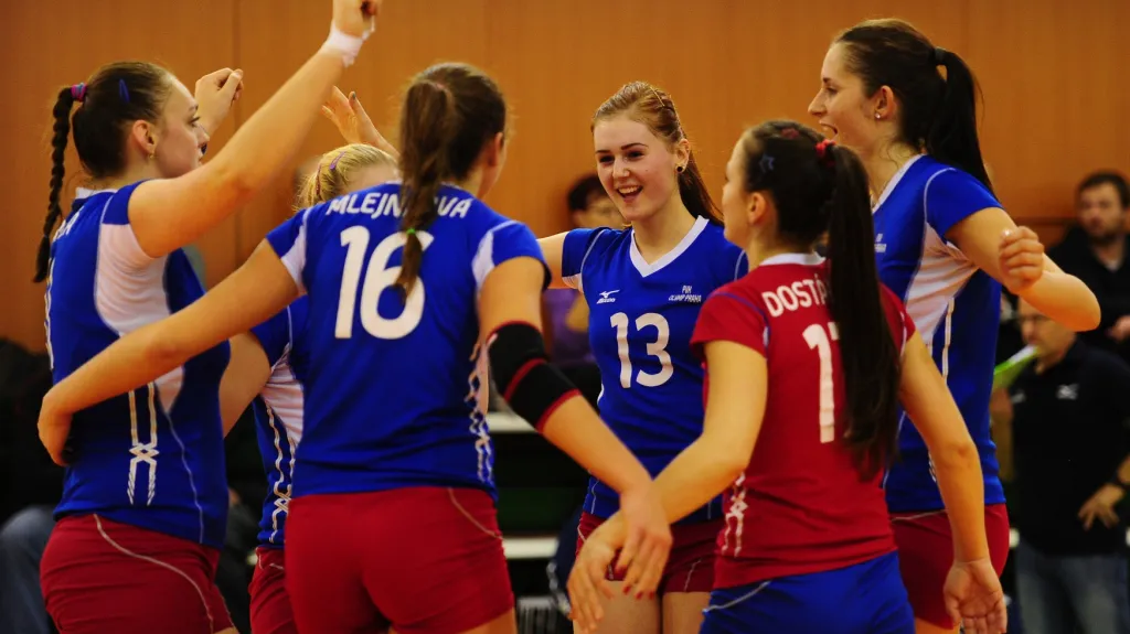 Slavící volejbalistky Olympu Praha