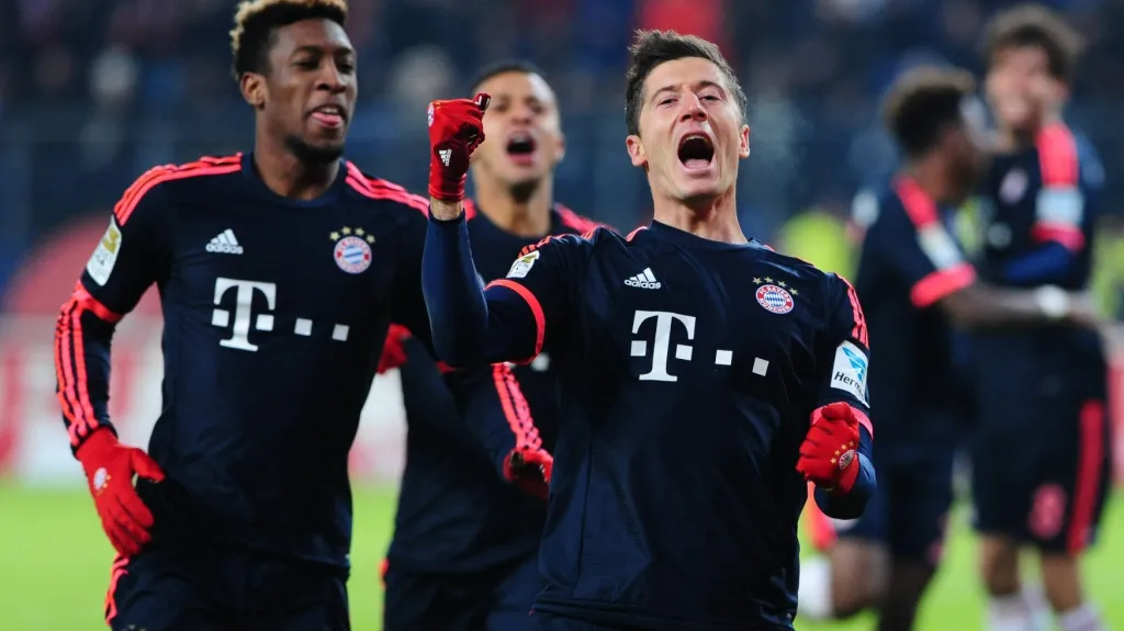 Robert Lewandowski (vpravo) slaví se svými spoluhráči z Bayernu Mnichov vstřelenou branku