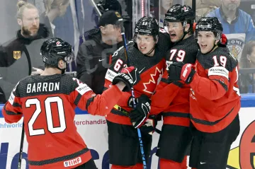 Samuel Blais (č. 79) se raduje se spoluhráči z Kanady