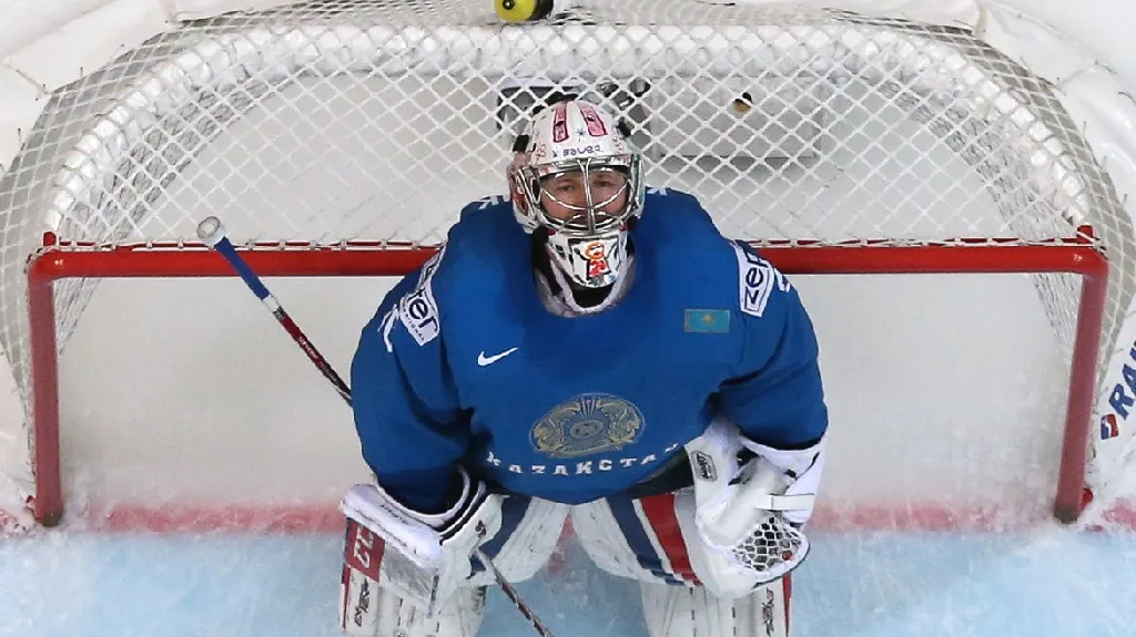 Brankář Kazachstánu Vitalij Kolesnik