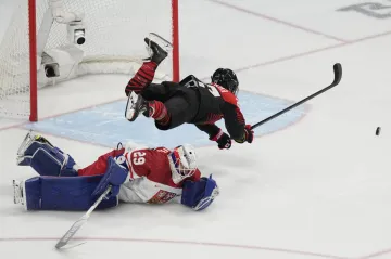 Zákrok české gólmanky Kláry Peslarové v samostatných nájezdech