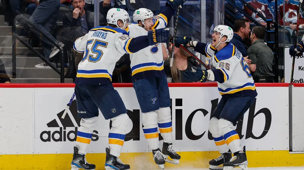 Hokejisté St. Louis se radují z gólu v play-off NHL