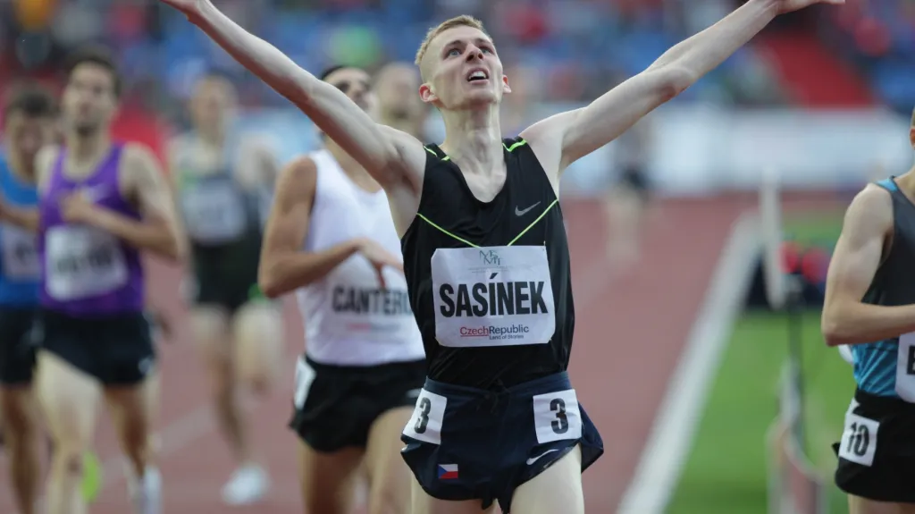 Slavící Filip Sasínek