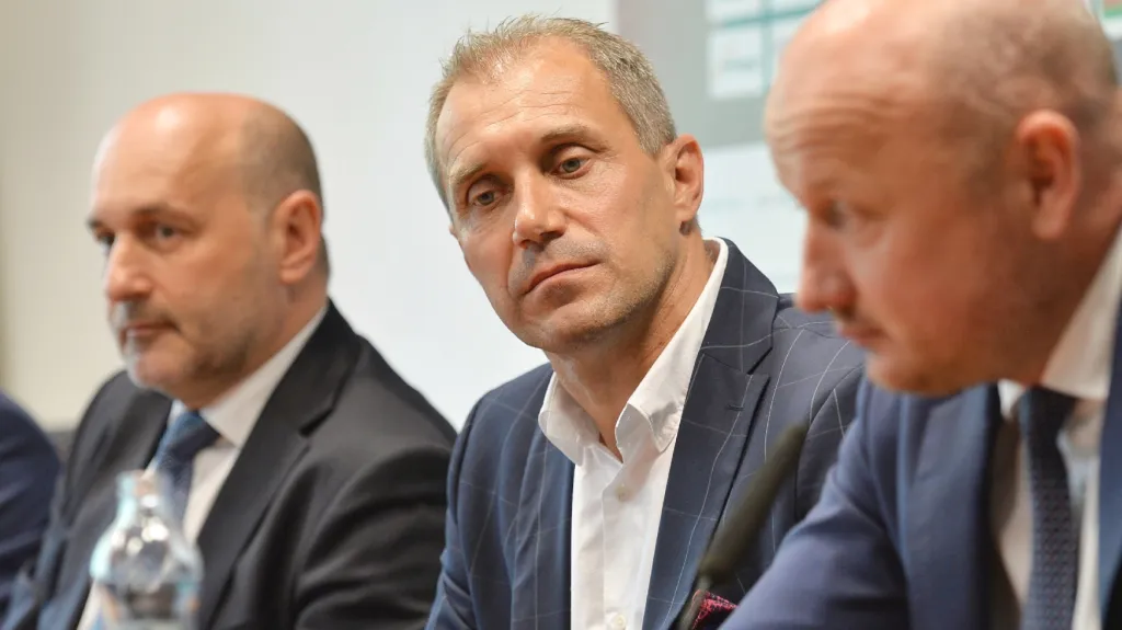 Zleva majitel Viktorie Plzeň Tomáš Paclík, trenér Roman Pivarník a generální manažer Adolf Šádek