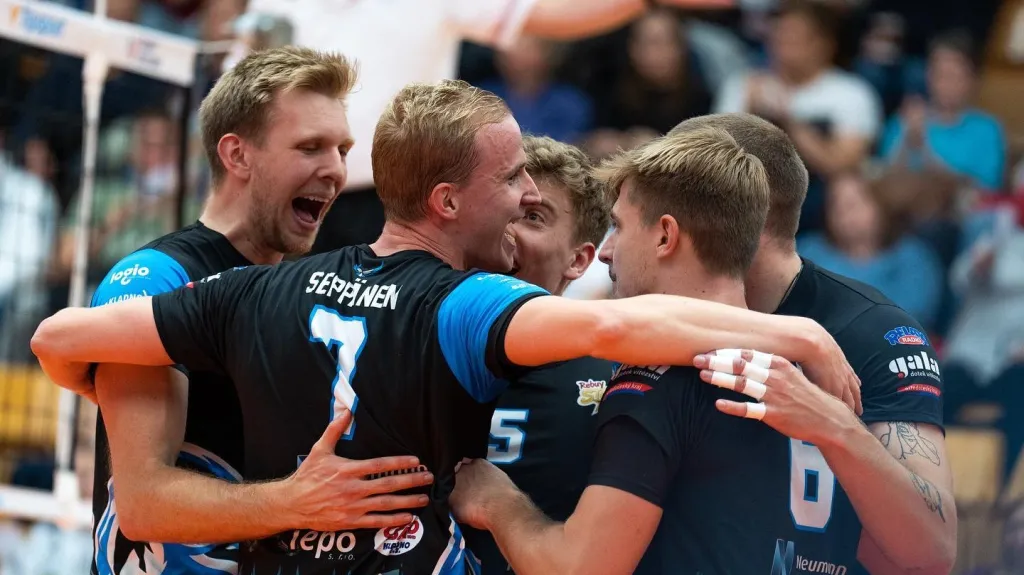 Volejbalisté Kladna se radují ze zisku bodu