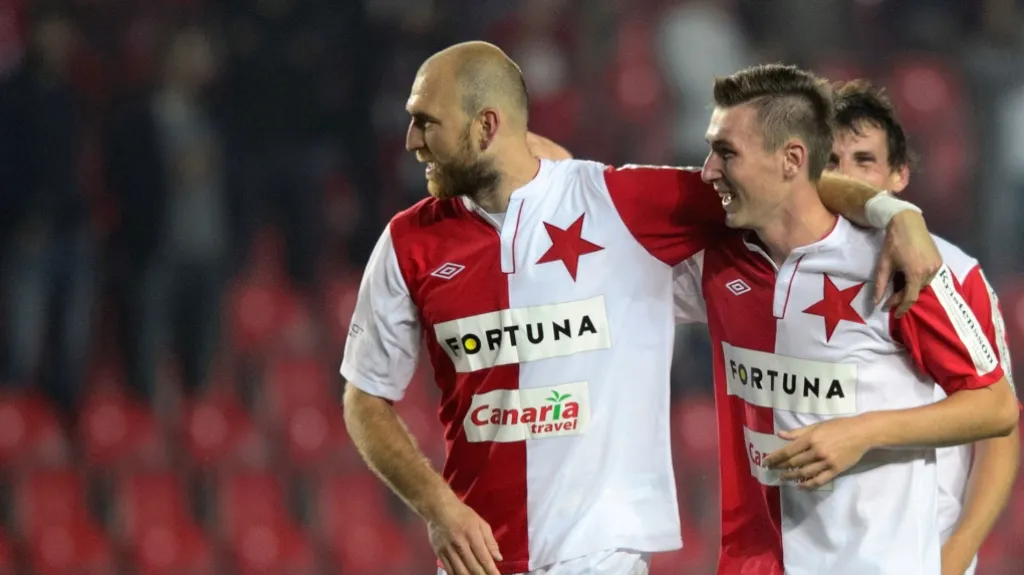 Záložník Slavie Jaromír Zmrhal (vpravo) a obránce Martin Latka se radují z vítězství