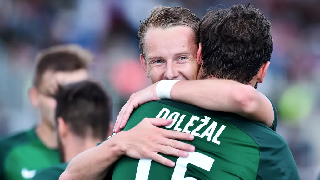 Fotbalisté Jablonce se raduji z gólu