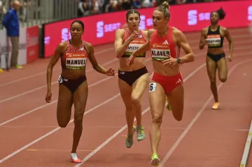 Lurdes Gloria Manuel, Emma Zapletalová a Lieke Klaverová v běhu na 400 m na Czech Indoor Gala