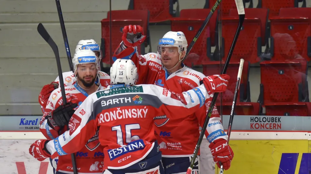 Radující se hokejisté Pardubic