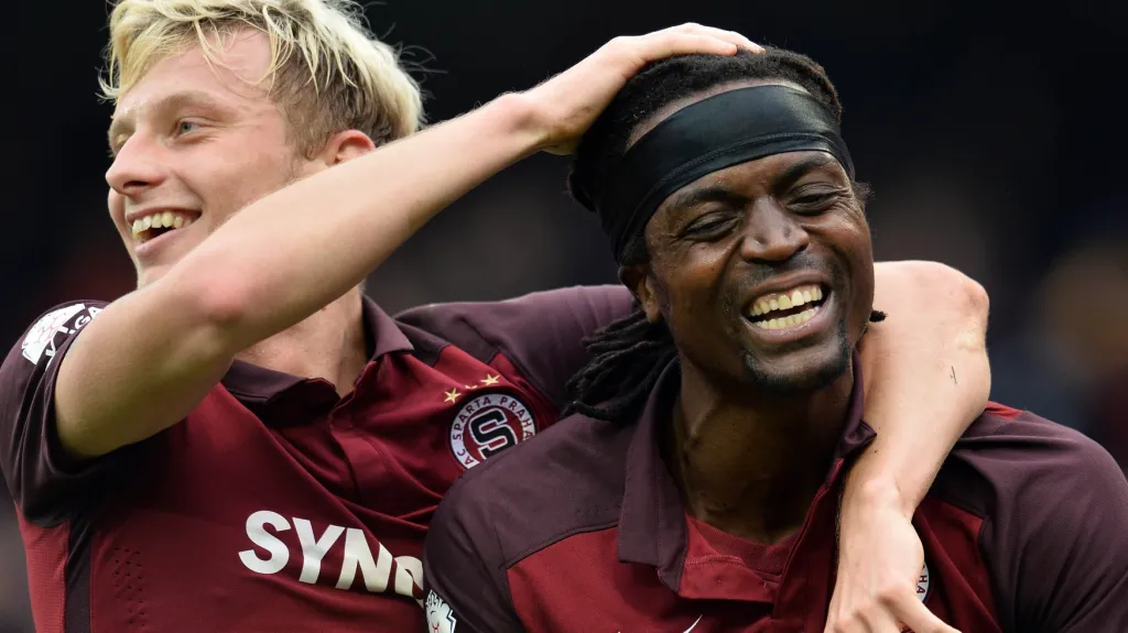 Sparťan Costa (vpravo) se raduje společně s Ladislavem Krejčím z gólu