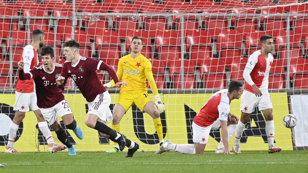 Fotbalisté Sparty se radují z gólu v síti Slavie