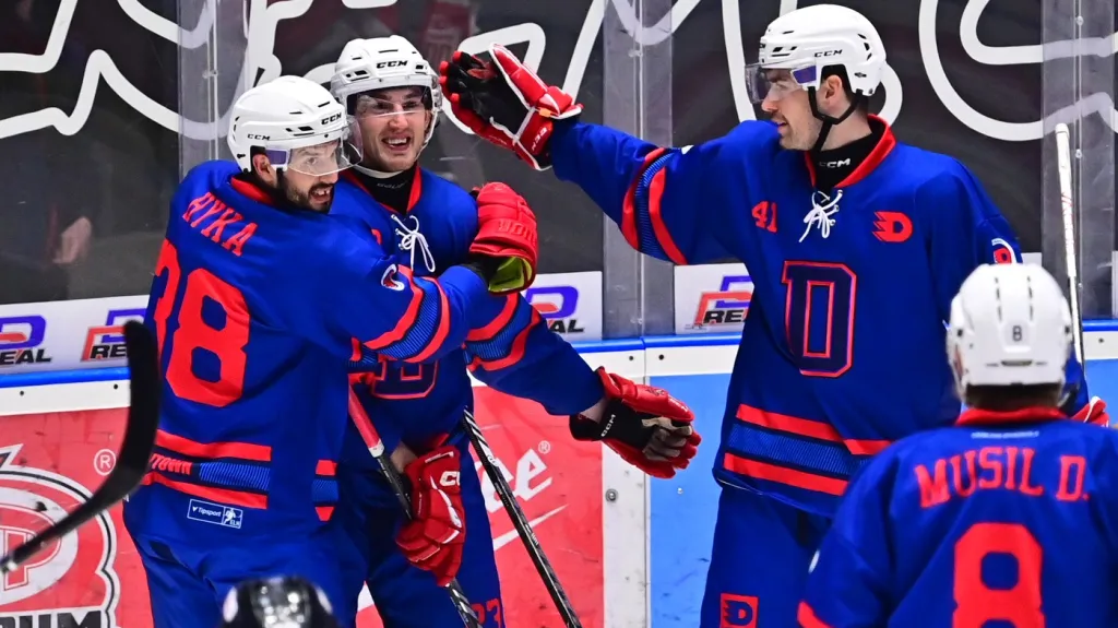 Radost hokejistů Pardubic v utkání se speciálními dresy