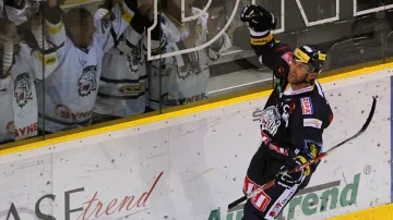 Petr Nedvěd slaví svůj gól