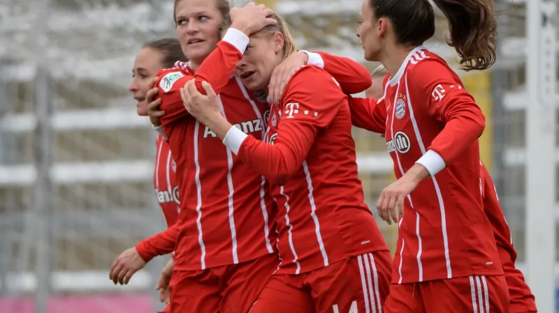 Lucie Voňková (vpravo) se raduje se spoluhráčkami z Bayernu Mnichov z gólu