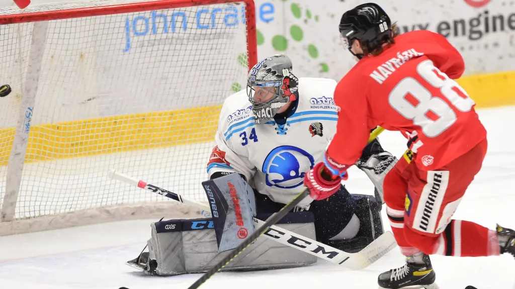 Olomoucký Jakub Navrátil překonává z brejku plzeňského brankáře Dominika Frodla