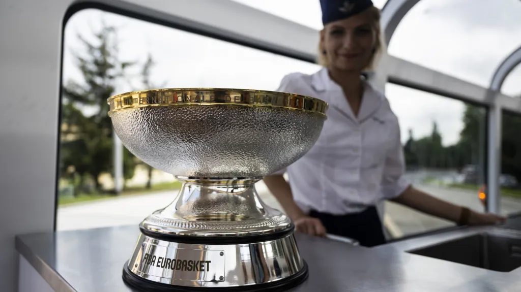 Pohár pro basketbalové ME je k vidění v Praze