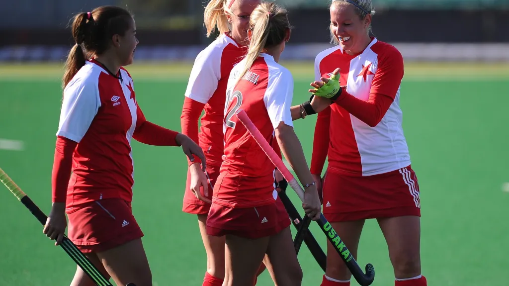 Slavící pozemní hokejistky Slavie