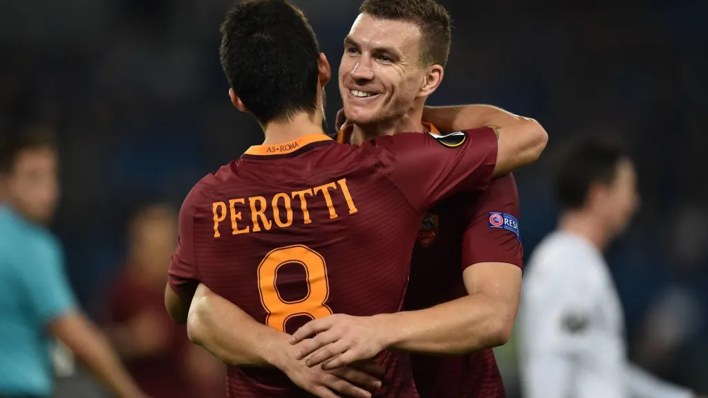 Diego Perotti se raduje z gólu AS Řím společně s Edinem Džekem