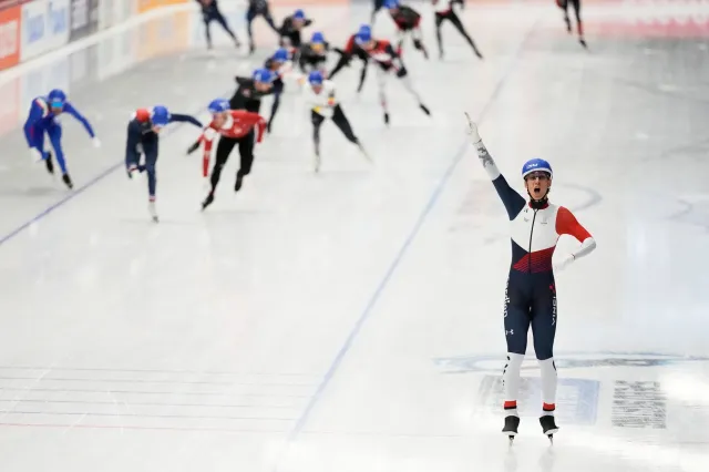 Jílek poprvé ovládl závod s hromadným startem, slalom v Kitzbühelu vyhrál domácí Feller