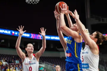 České basketbalistky Romana Hejdová a Renáta Březinová v obranné práci proti Švédsku