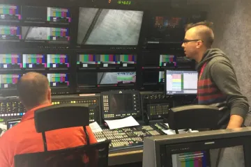 Hlavní kamerová stěna v přenosovém vozu ČT sport