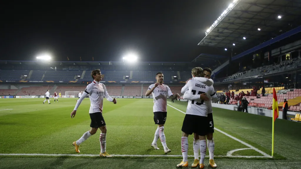 Fotbalisté AC Milán se radují z gólu na Letné