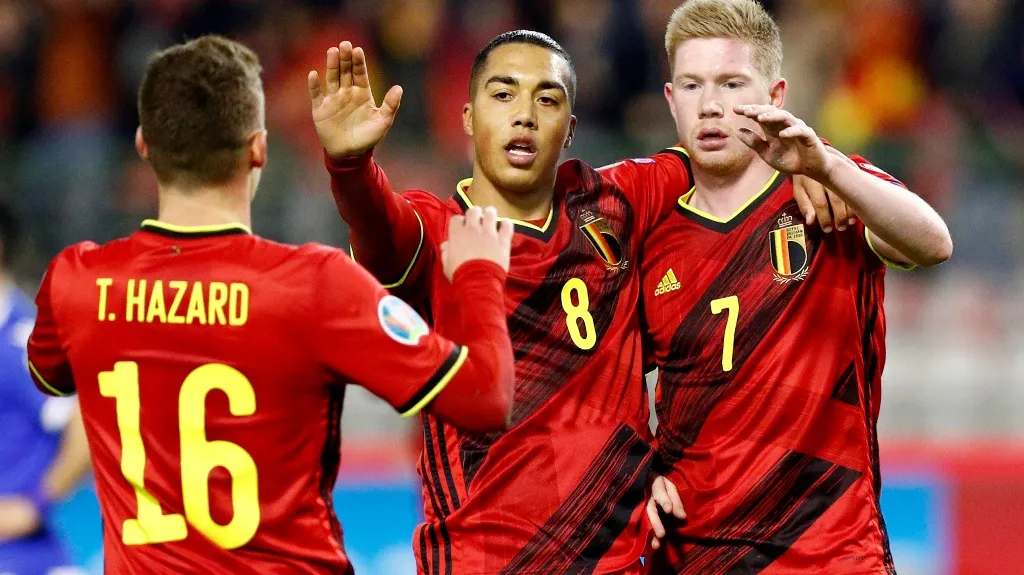 Belgičan Kevin De Bruyne (vpravo) oslavuje se spoluhráči gól v kvalifikaci ME