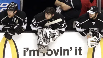 Jonathan Quick na lavičce